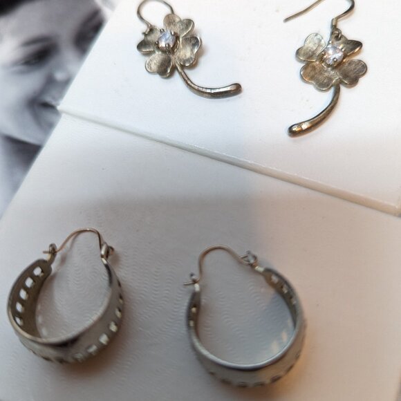 Lot Bundle of 2 Pairs of Earrings One Hoops and flower Pierced Post Cute Fun - Picture 3 of 9